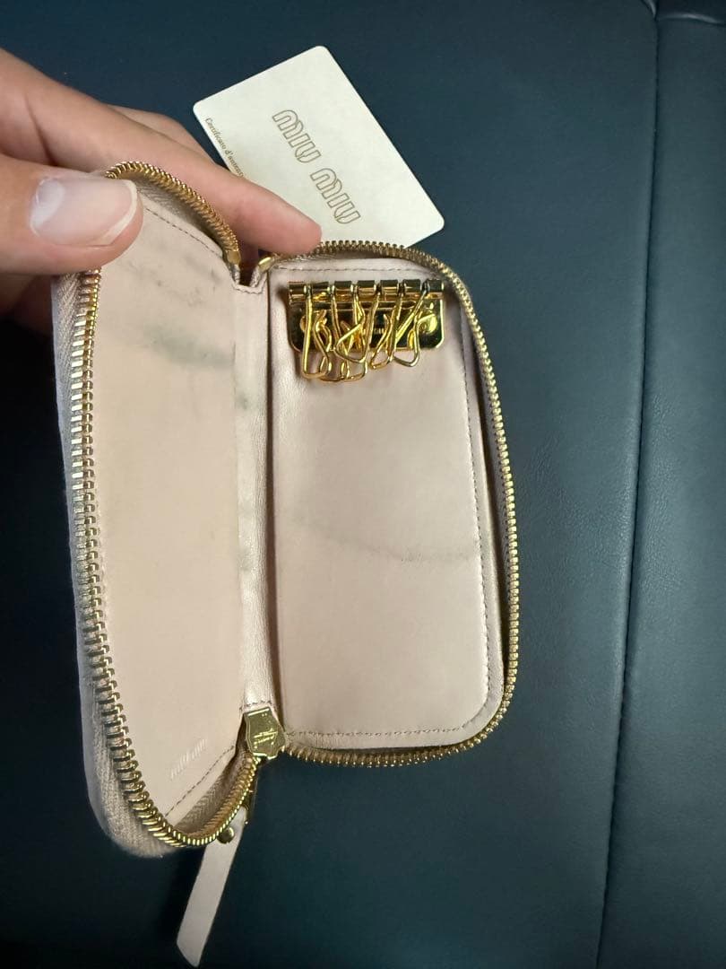 miu miu ベージュ レザー キーケース