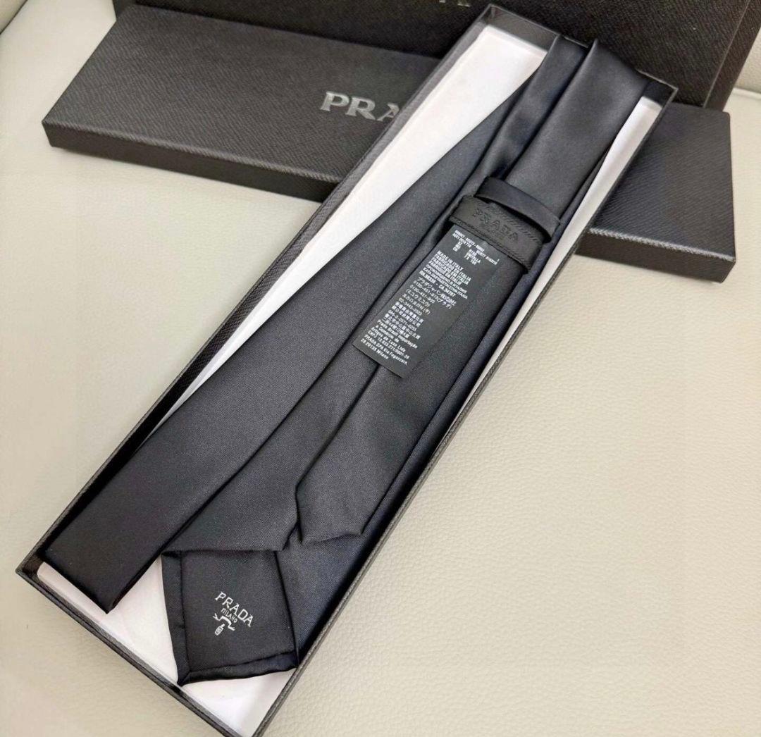 PRADA 三角メタルプレート ネクタイ ブラック