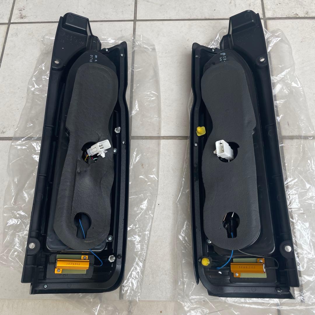ハイエース　LEDスモークテールレンズ