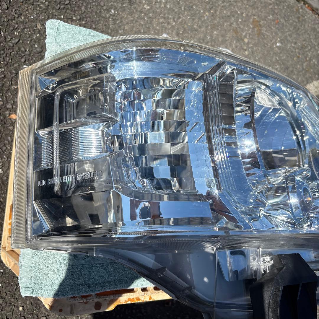 あーにや送料込　ハイエース　純正　LED ヘッドライト　コンピュータ付