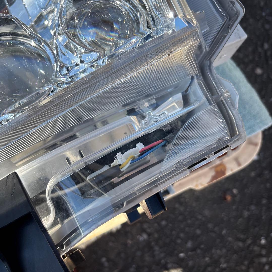 あーにや送料込　ハイエース　純正　LED ヘッドライト　コンピュータ付
