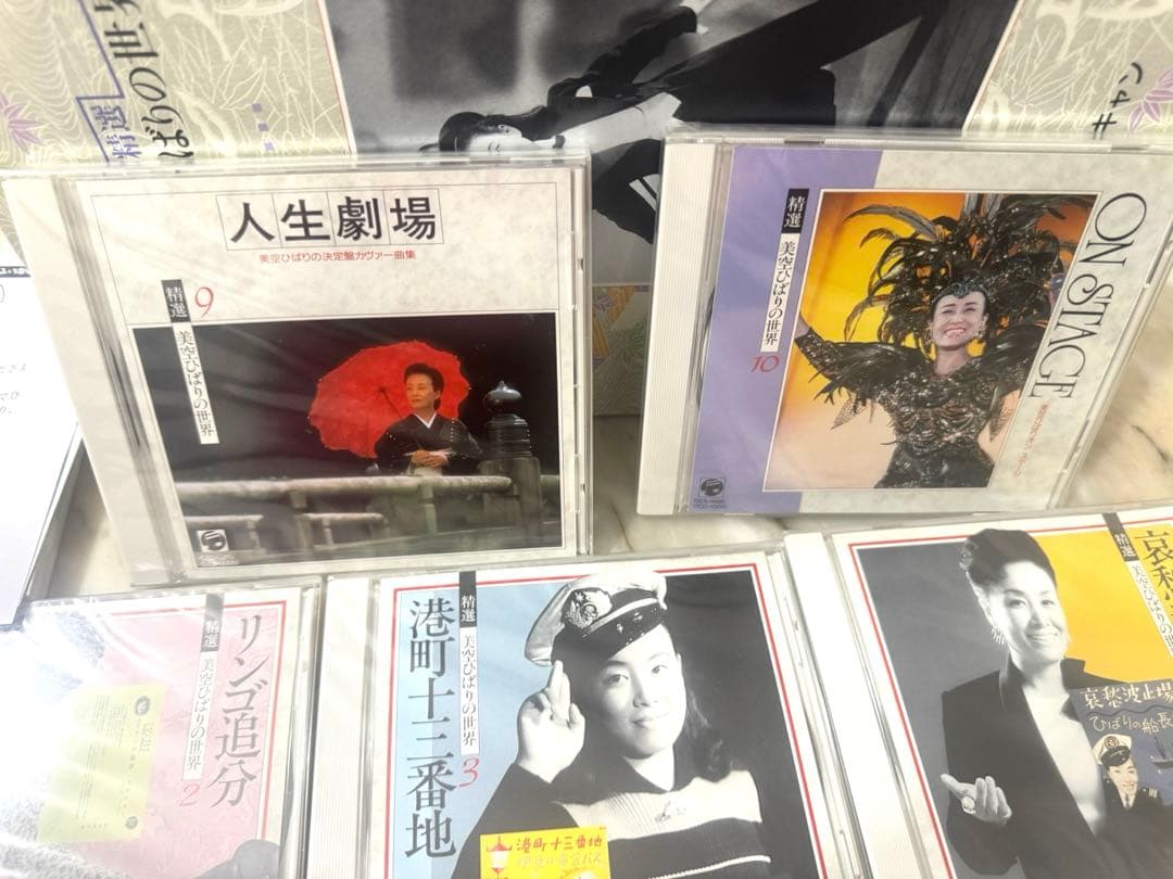 美空ひばりの名曲を収録した特選ボックス、CD10枚組。未使用品