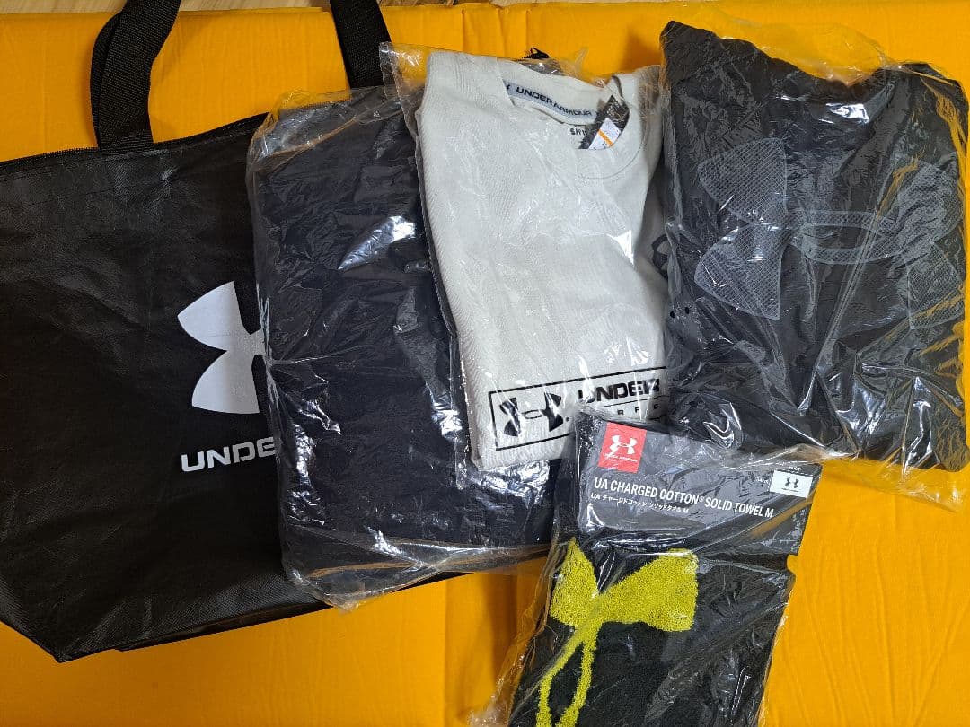 UNDER ARMOUR 福袋3点＋1　メンズSサイズ　アンダーアーマー