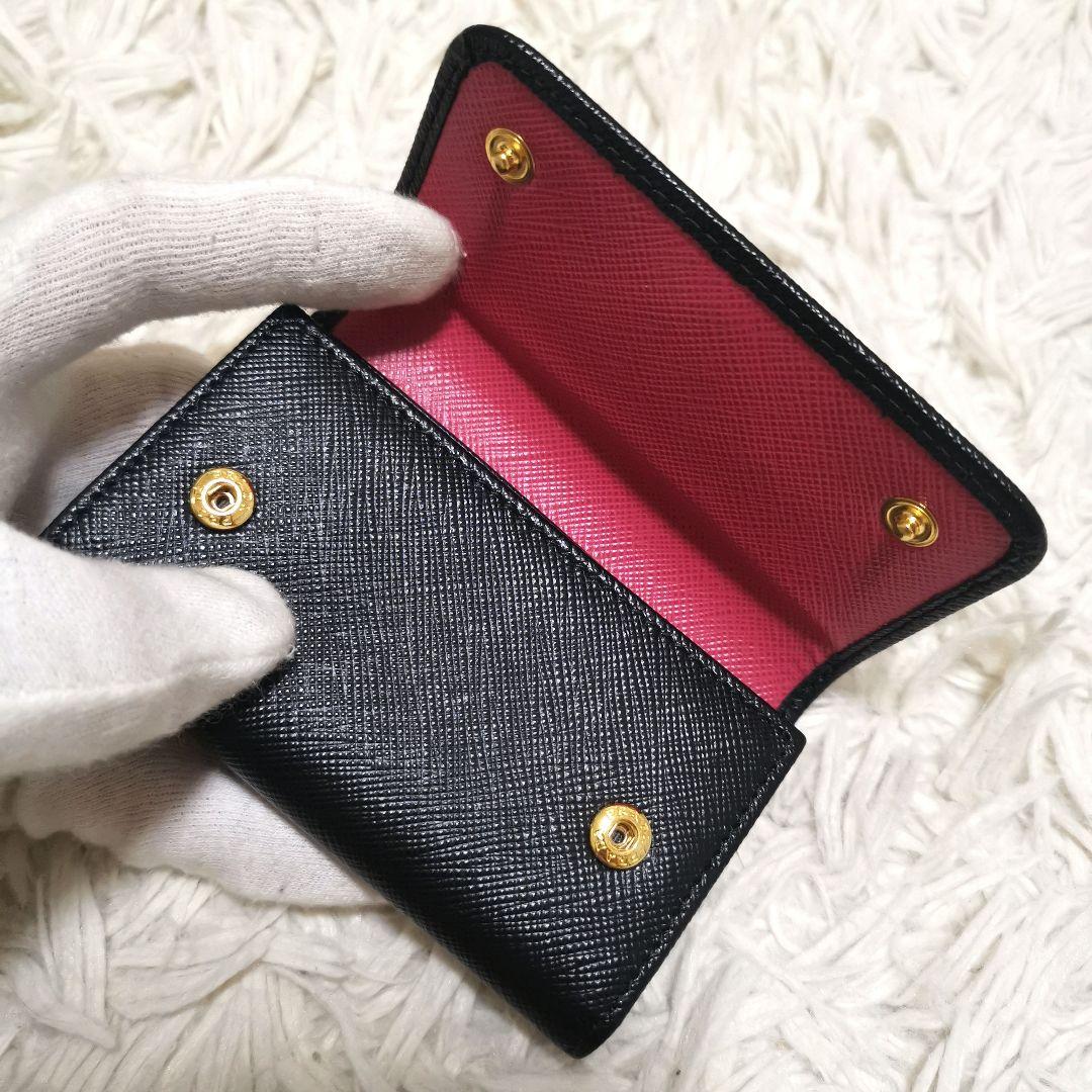 極美品✨PRADA キーケース サフィアーノレザー ブラック ピンク ロゴ刻印