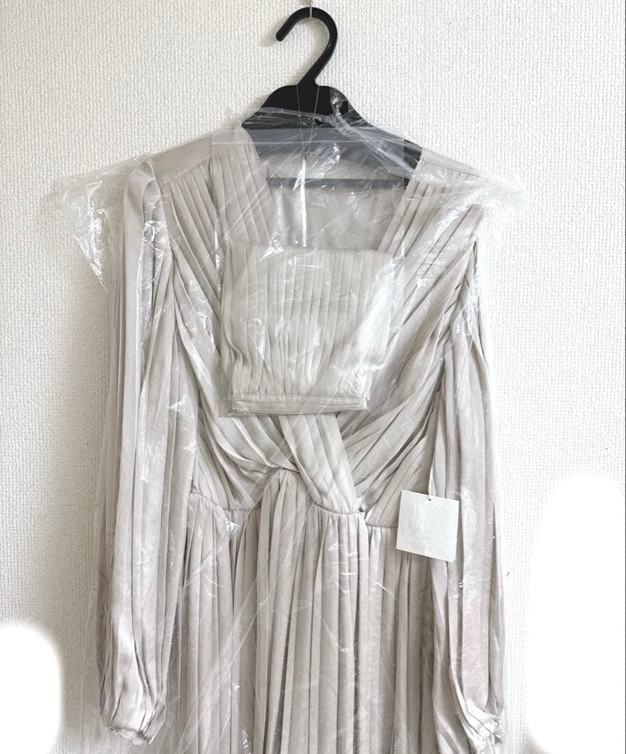 新品タグ付き　Flare pleats Dress Mサイズ　ベージュ