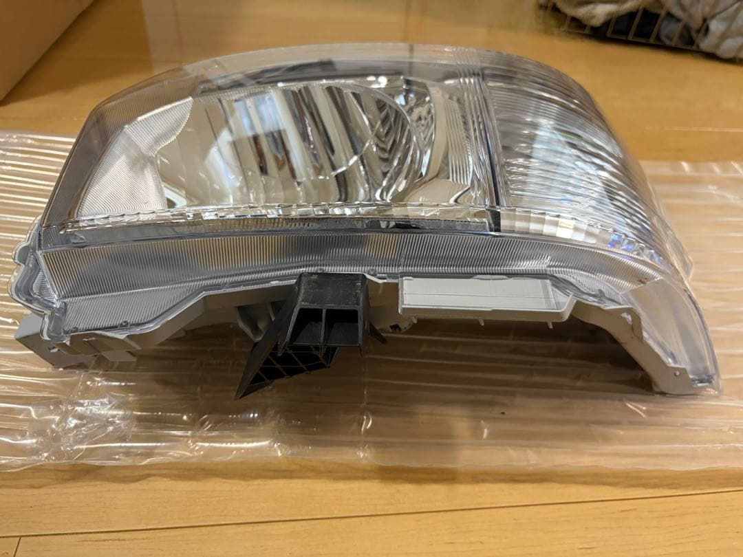 トヨタ 200系ハイエース ワゴンGL 6型純正ヘッドライト新車外し