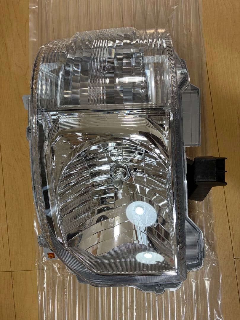 トヨタ 200系ハイエース ワゴンGL 6型純正ヘッドライト新車外し