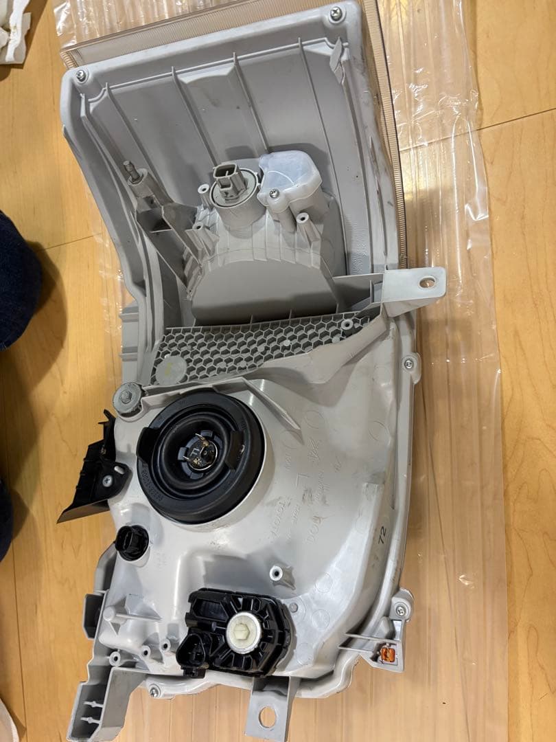 トヨタ 200系ハイエース ワゴンGL 6型純正ヘッドライト新車外し