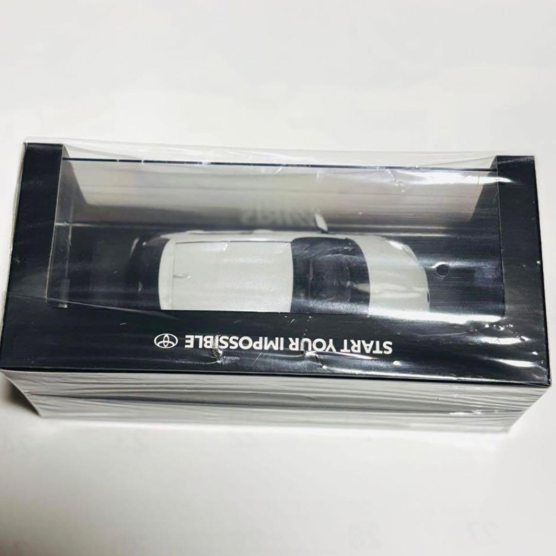 トヨタ ヤリス 1/30 ミニカー ホワイトパール 新品 未開封