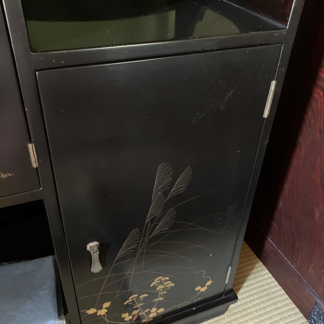 黒い和風収納棚 金色の花柄