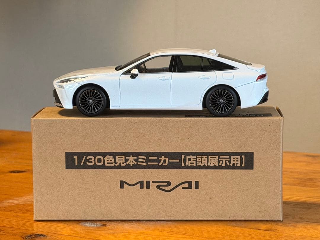 トヨタ ミライ カラーサンプル プレシャス ホワイトパール