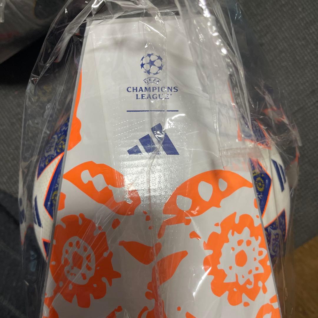 新品　UEFA チャンピオンズリーグ　公式球　5号　アディダス ￼