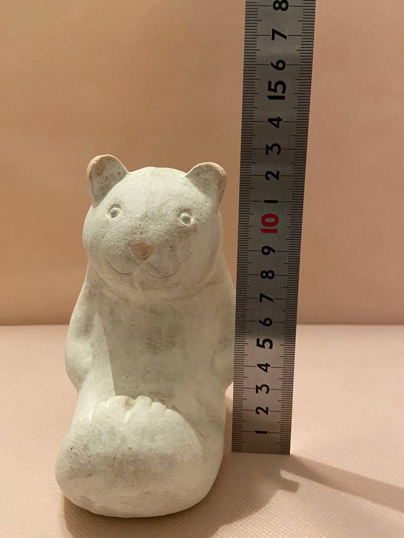 鹿児島睦さん 白いクマの置物
