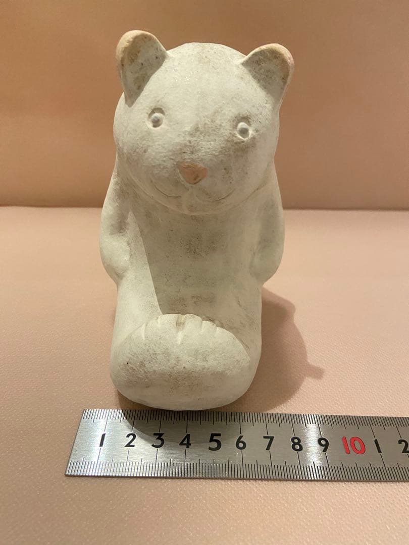 鹿児島睦さん 白いクマの置物