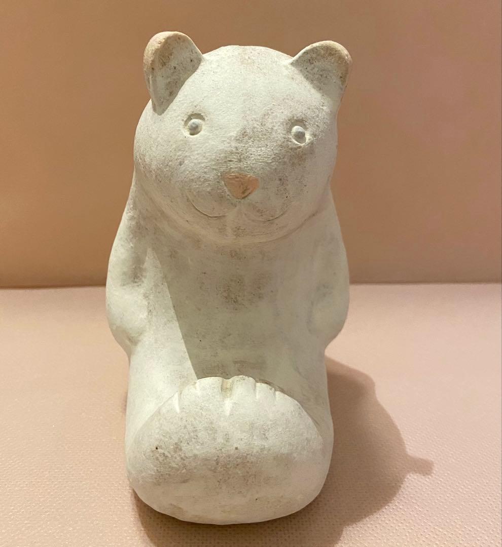 鹿児島睦さん 白いクマの置物