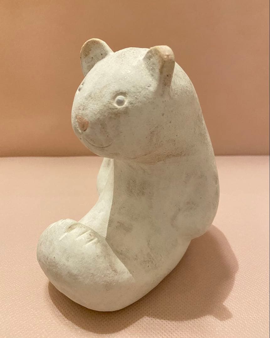 鹿児島睦さん 白いクマの置物