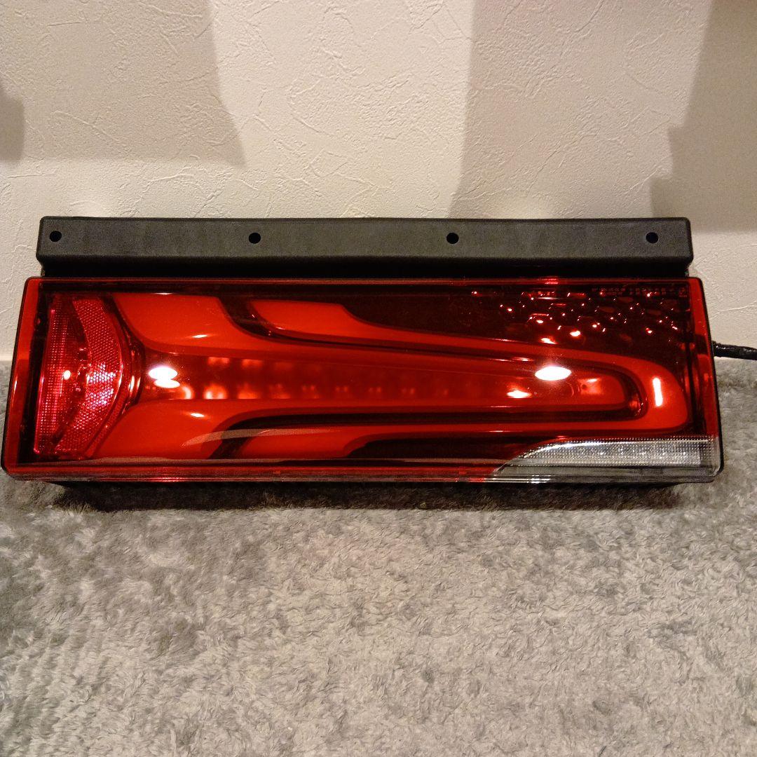 三菱ふそう新型スーパーグレート純正フルLEDテールランプ