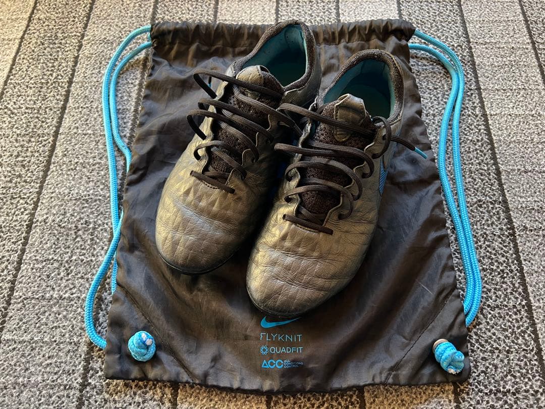 サッカースパイク ティエンポレジェンド8 エリートFG 26.0cm 収納袋付き