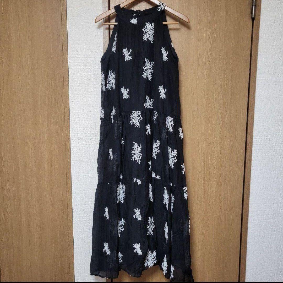 スタイルデリ　ミモザ刺繍のホルターネックティアードワンピース