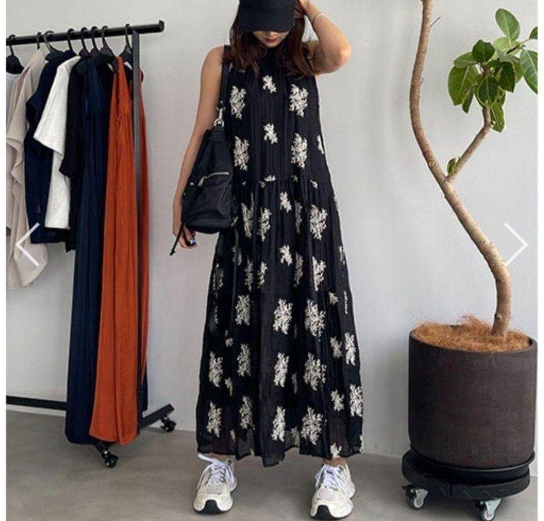 スタイルデリ　ミモザ刺繍のホルターネックティアードワンピース