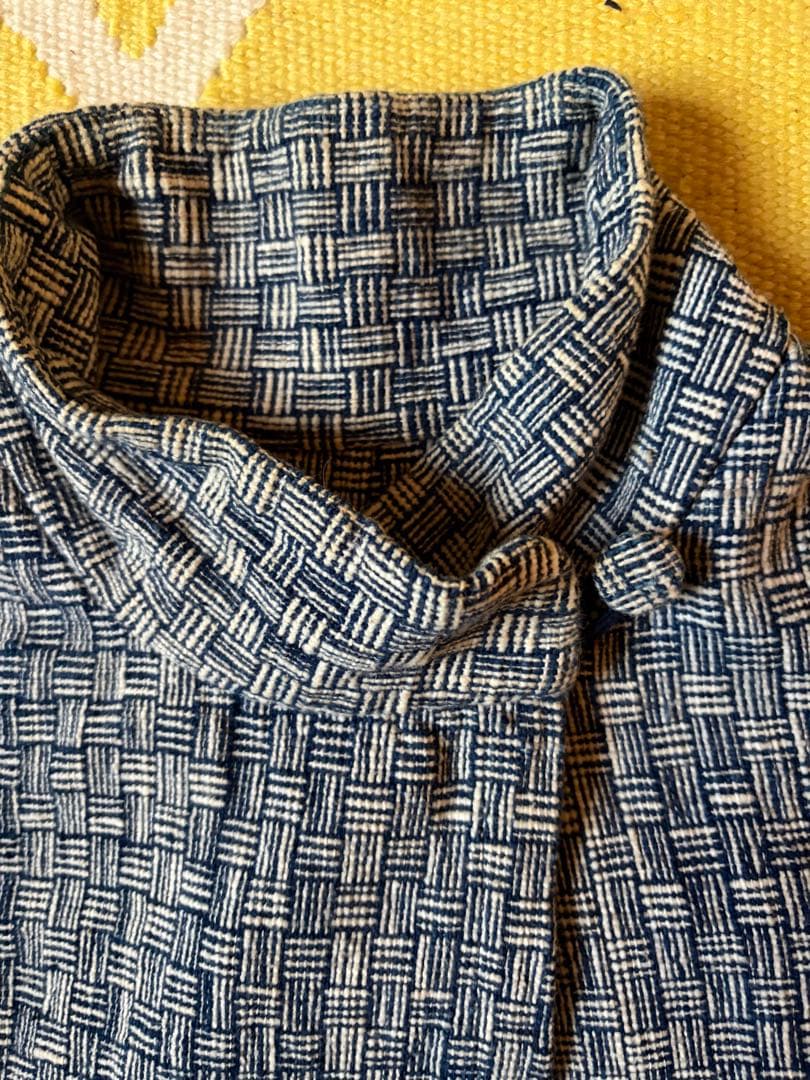うさとの服 藍と白の織り。スタンドカラーの半コート