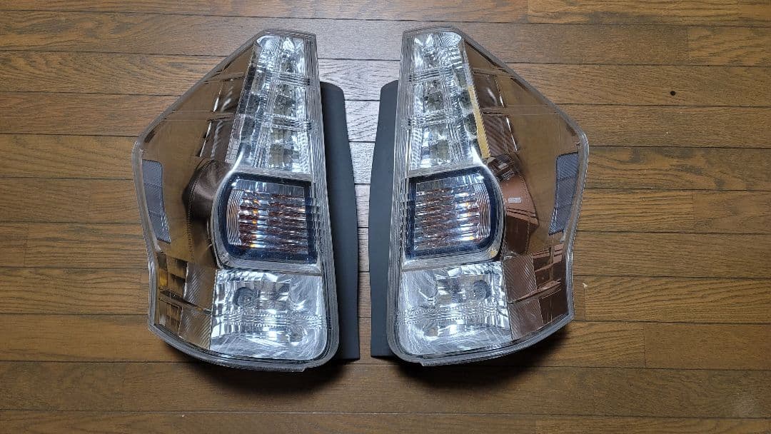 【純正】プリウスα40系前期テールランプ