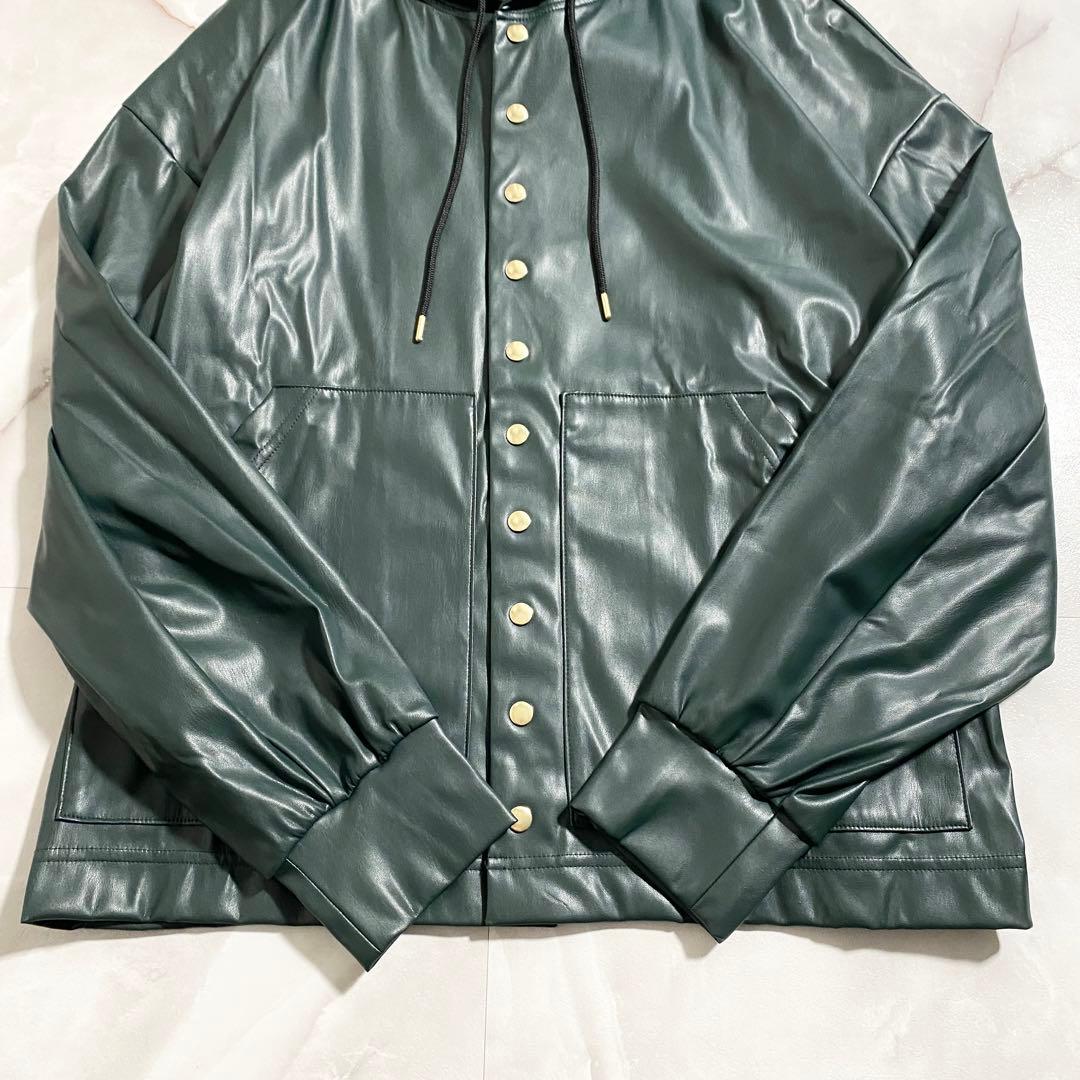 B17597 未使用 クルニ 24AW フェイクレザーボタンフーディブルゾン緑1
