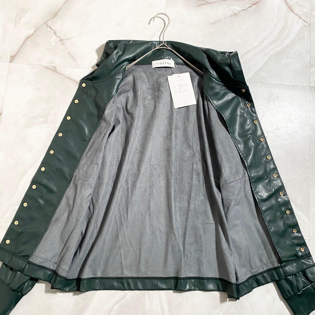B17597 未使用 クルニ 24AW フェイクレザーボタンフーディブルゾン緑1