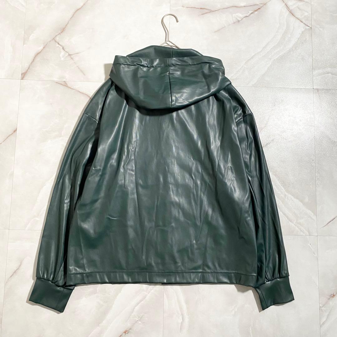 B17597 未使用 クルニ 24AW フェイクレザーボタンフーディブルゾン緑1
