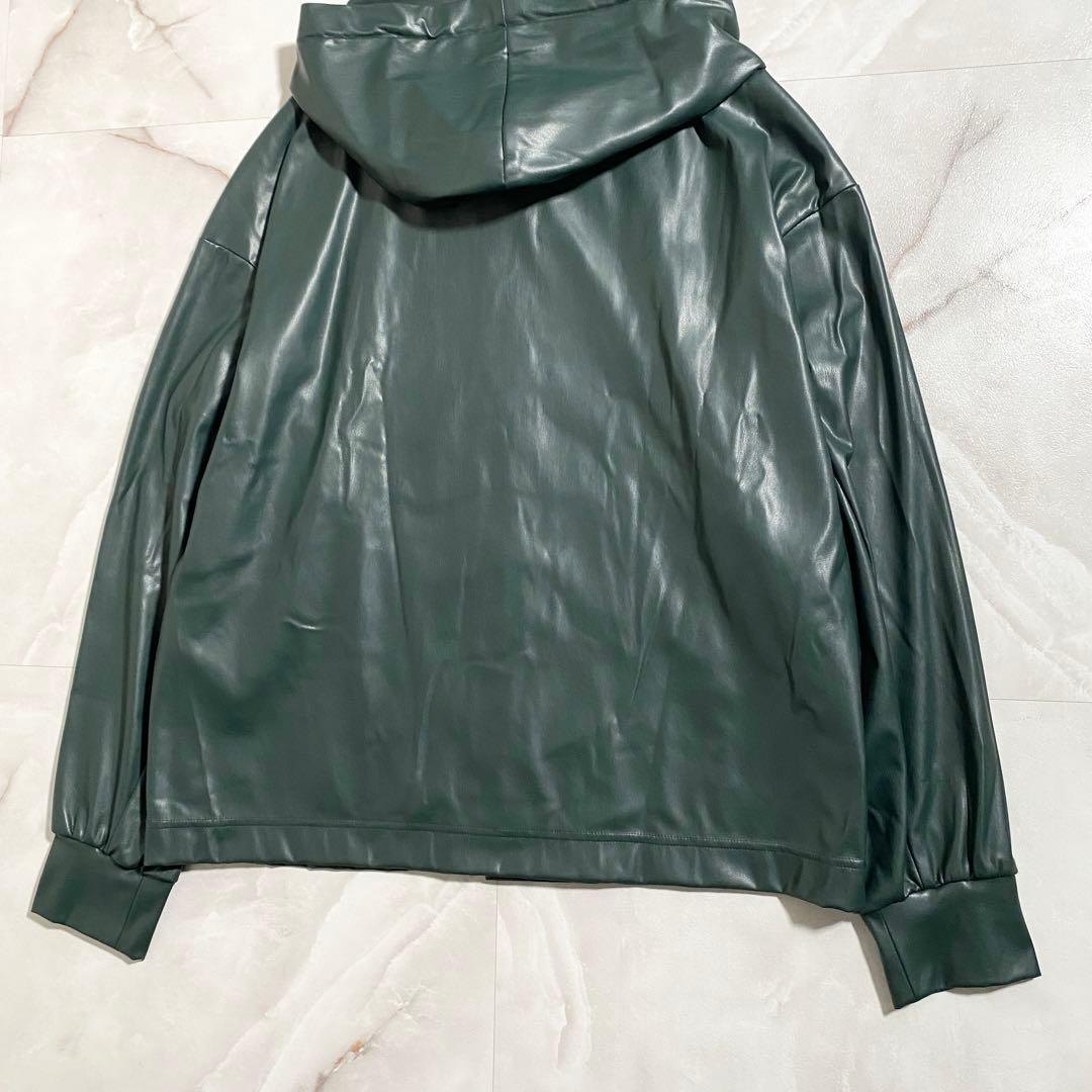 B17597 未使用 クルニ 24AW フェイクレザーボタンフーディブルゾン緑1
