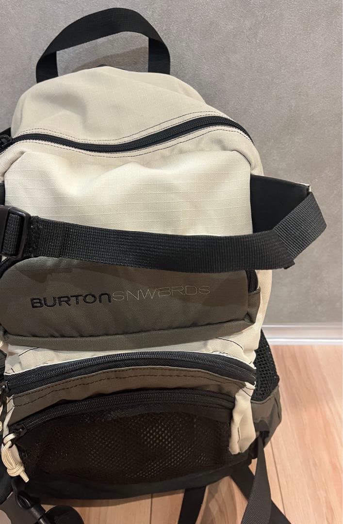 BURTONバートンリュックバックパックアウトドアベージュ刺繍ロゴスノーボード