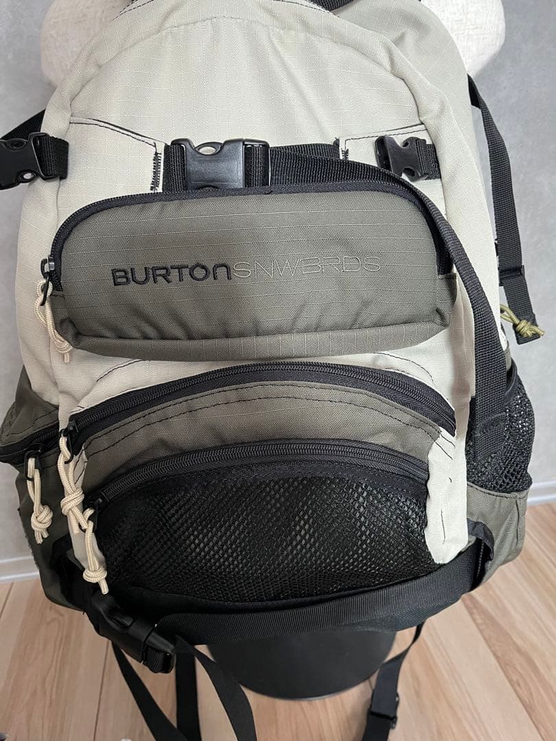BURTONバートンリュックバックパックアウトドアベージュ刺繍ロゴスノーボード