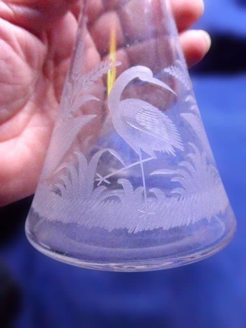 ヴィンテージ　彫りの綺麗なフラスコ型のガラスの一輪挿しです。水鳥がとても美しい