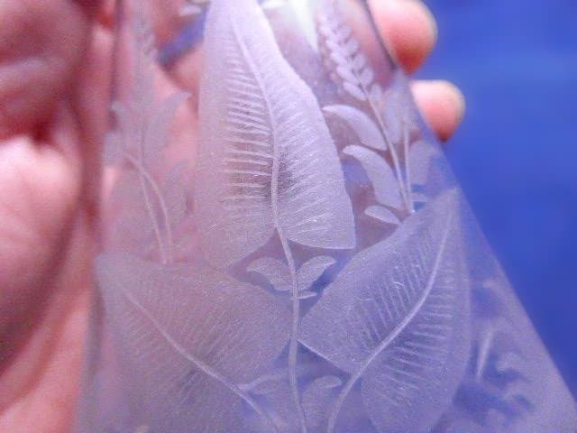 ヴィンテージ　彫りの綺麗なフラスコ型のガラスの一輪挿しです。水鳥がとても美しい