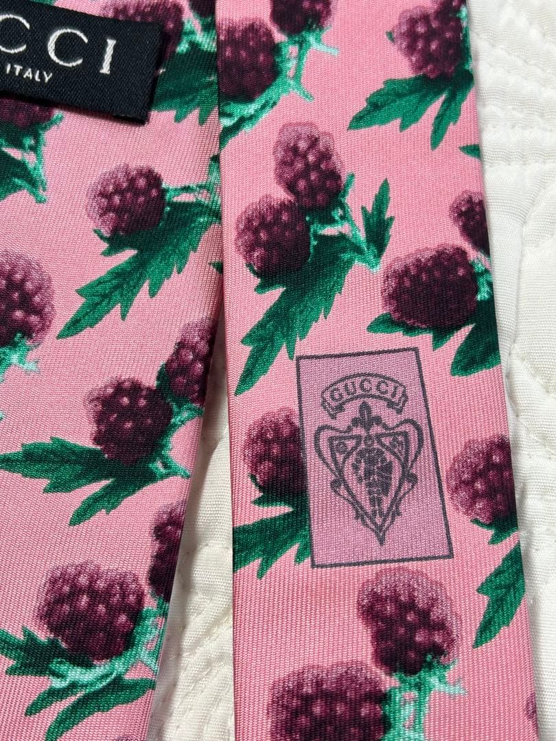 イタリア製　GUCCI ピンクカラーラズベリー柄　ネクタイ　シルク