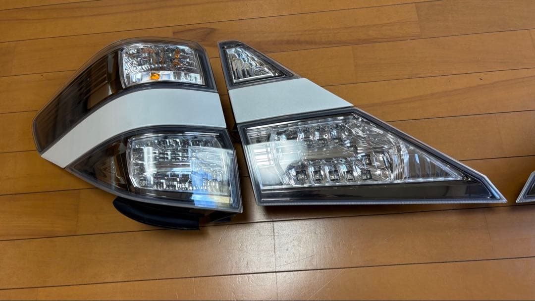 20 ヴェルファイア 25年式 後期 純正テール 美品