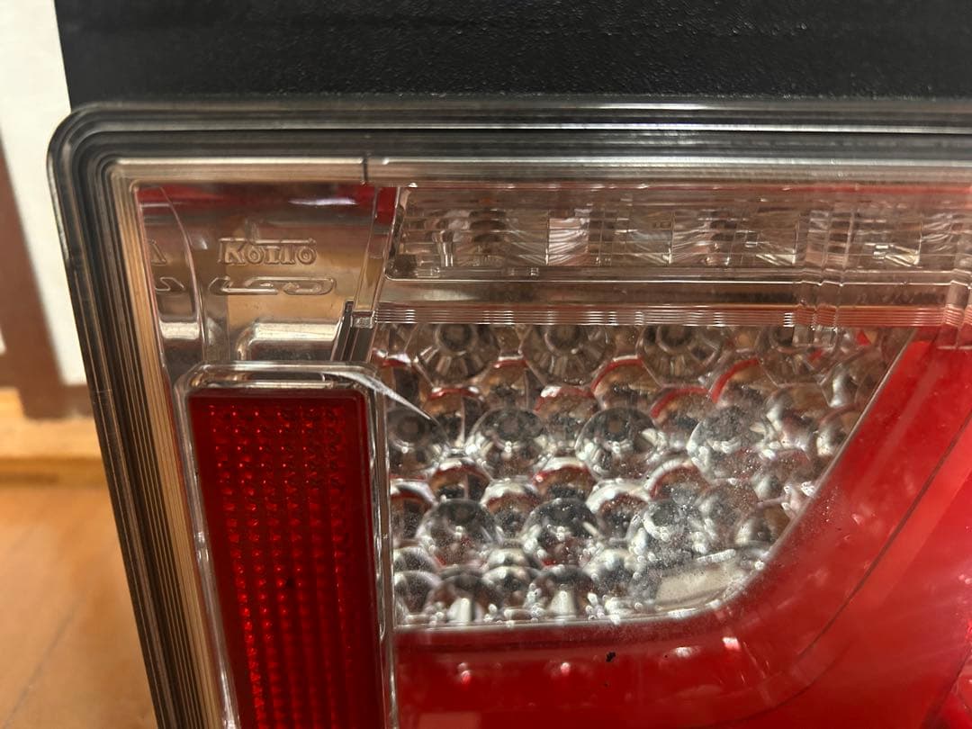 小糸　KOITO LED2連テールランプ(右側)