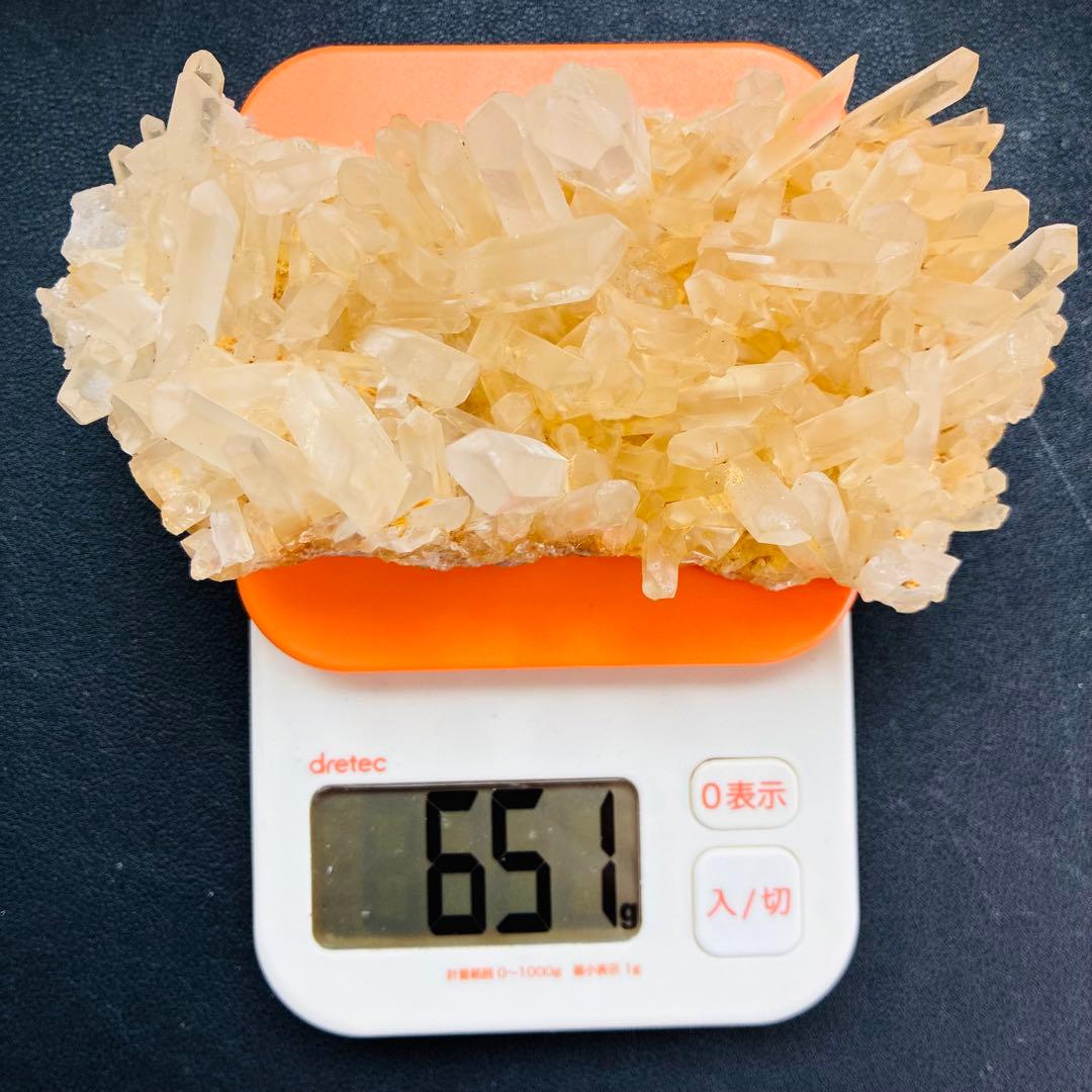 マダガスカル産シトリンクラスター｜651g｜木製台座付き・金運アップの黄色い光