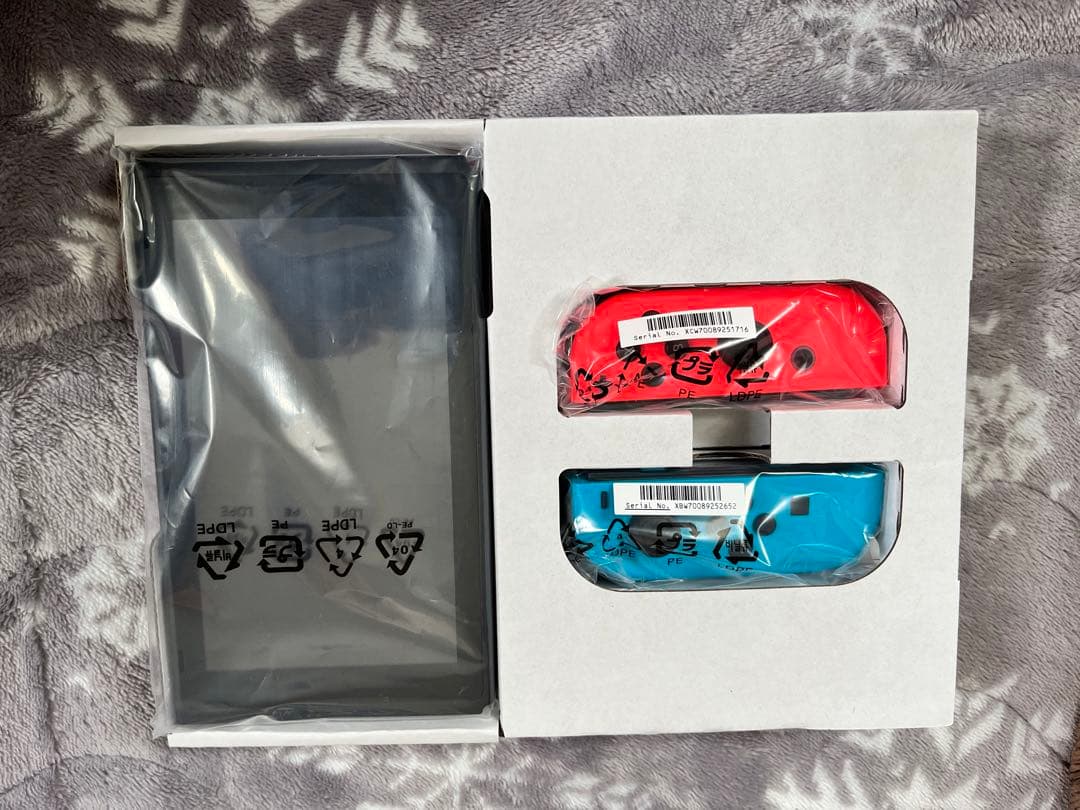 【ほぼ新品】Nintendo Switch ネオンブルー・レッド