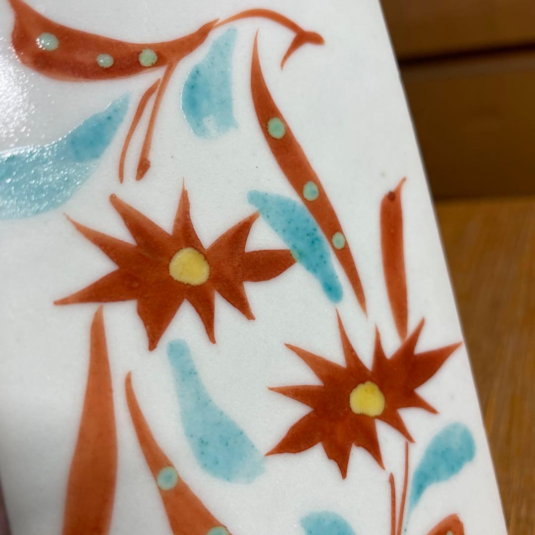 滝田項一　赤絵草花文角瓶　共箱