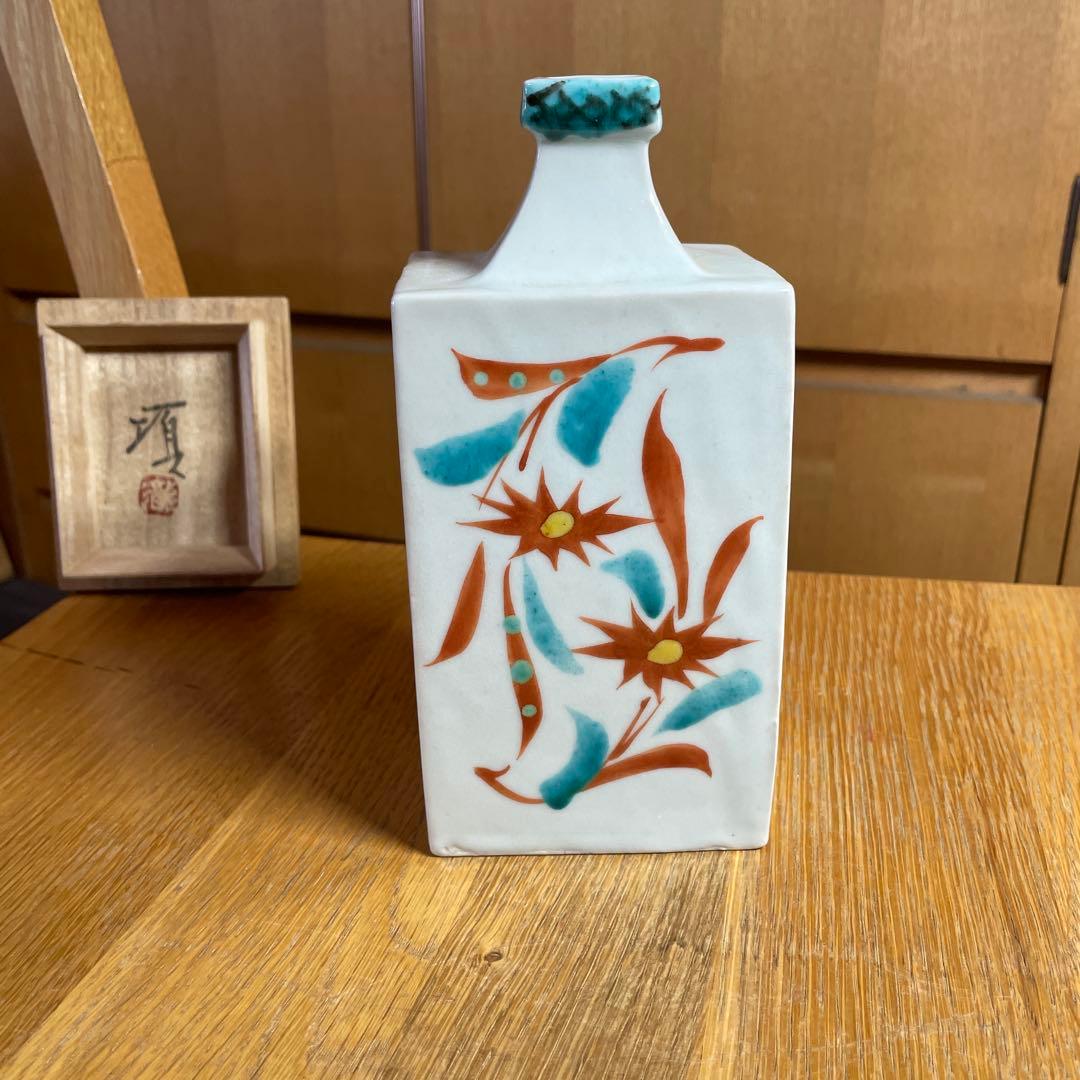 滝田項一　赤絵草花文角瓶　共箱