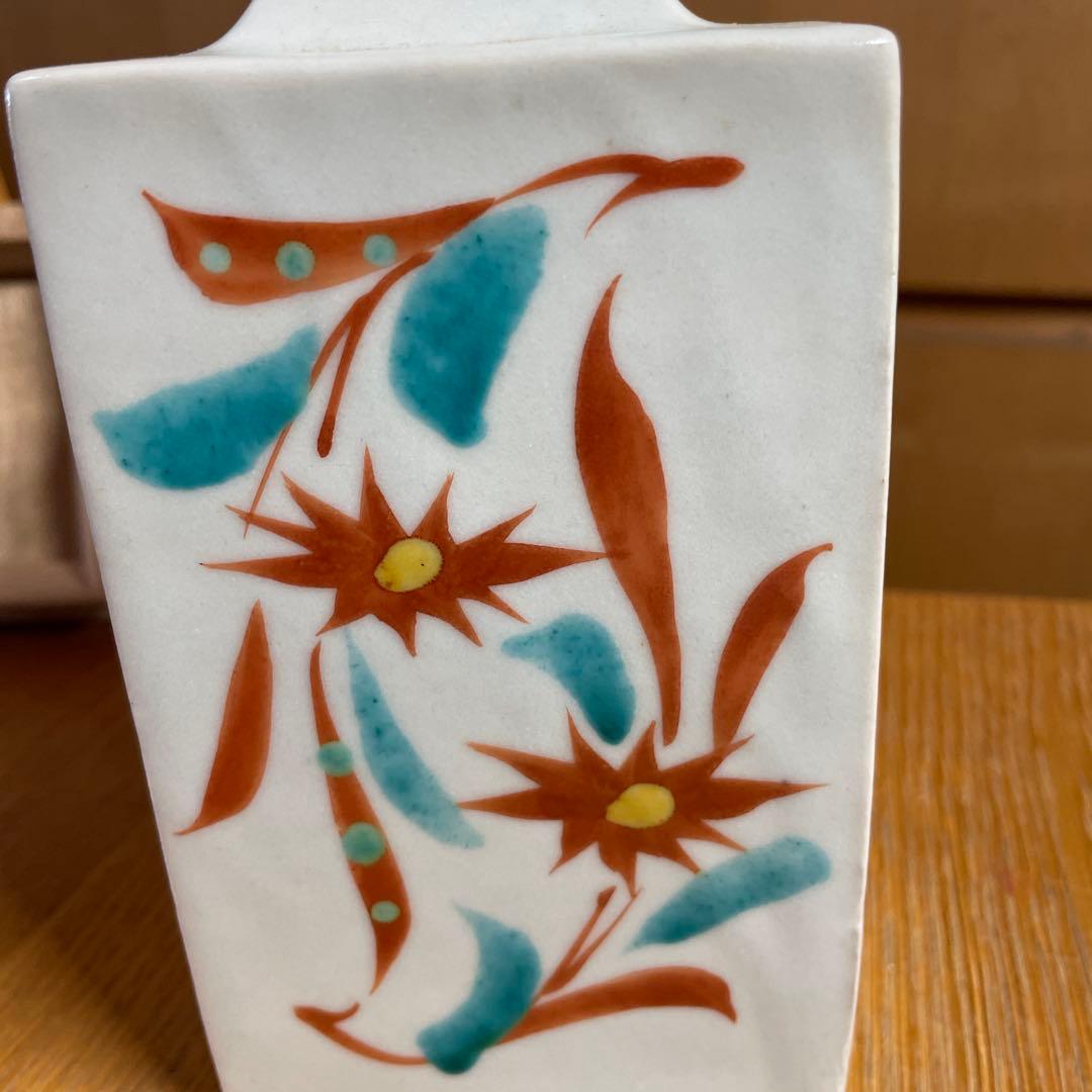 滝田項一　赤絵草花文角瓶　共箱