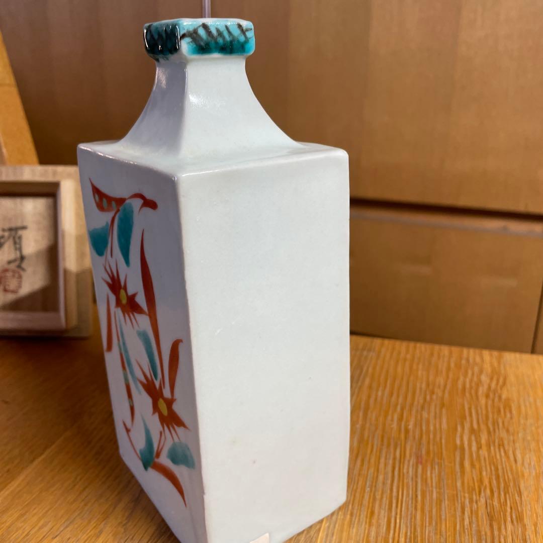 滝田項一　赤絵草花文角瓶　共箱
