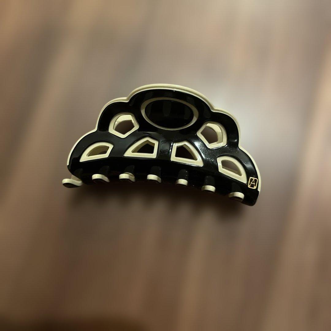 装飾的な黒とアイボリーのヘアクリップ