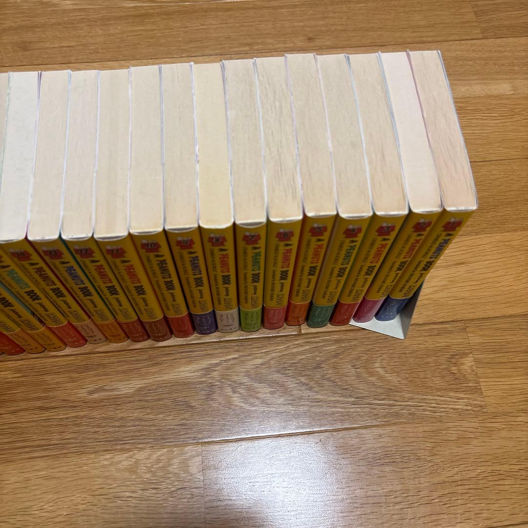 A peanuts book featuring Snoopy. 1-25巻