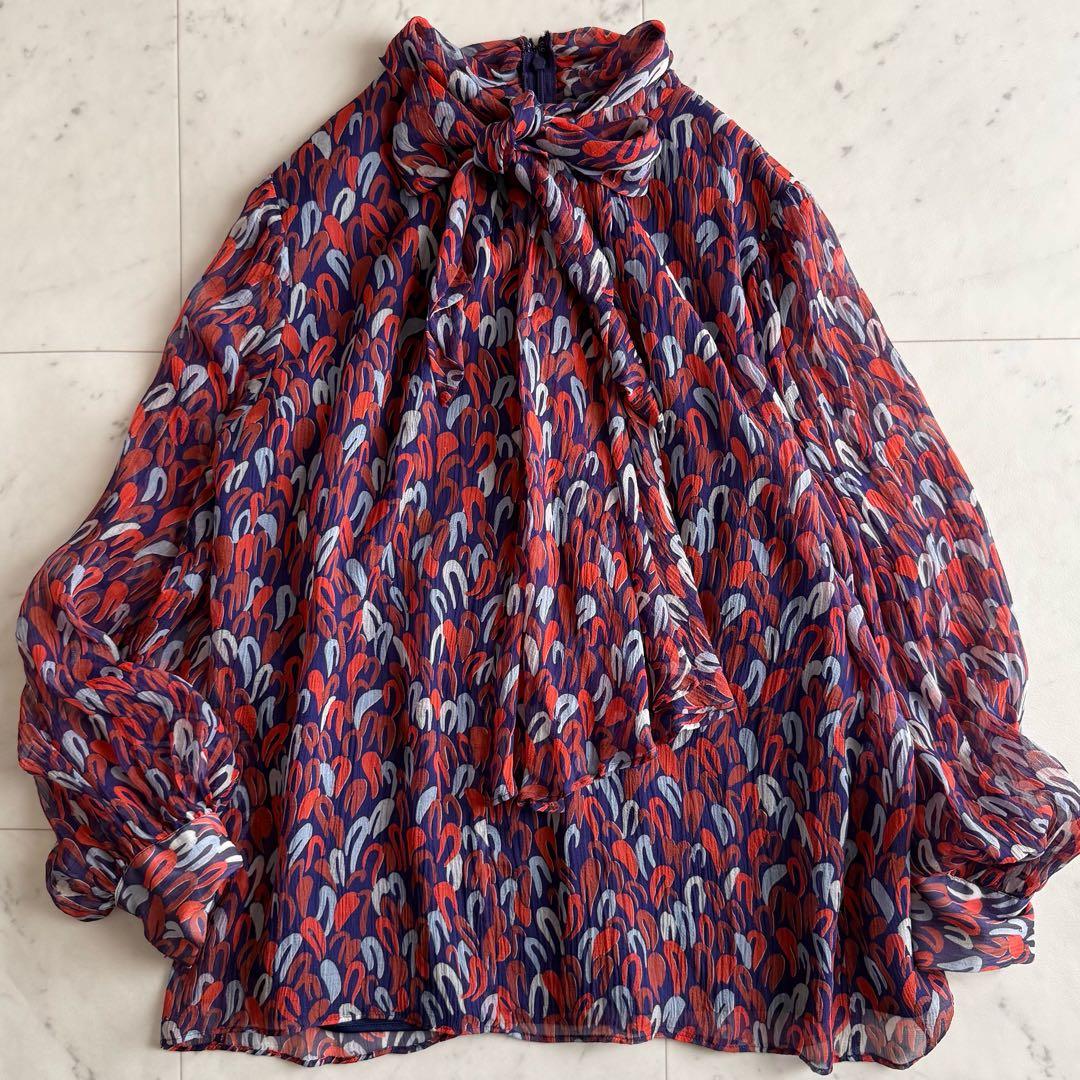 美品 ダーマコレクション シルク100% ボウタイ 総柄 ブラウス