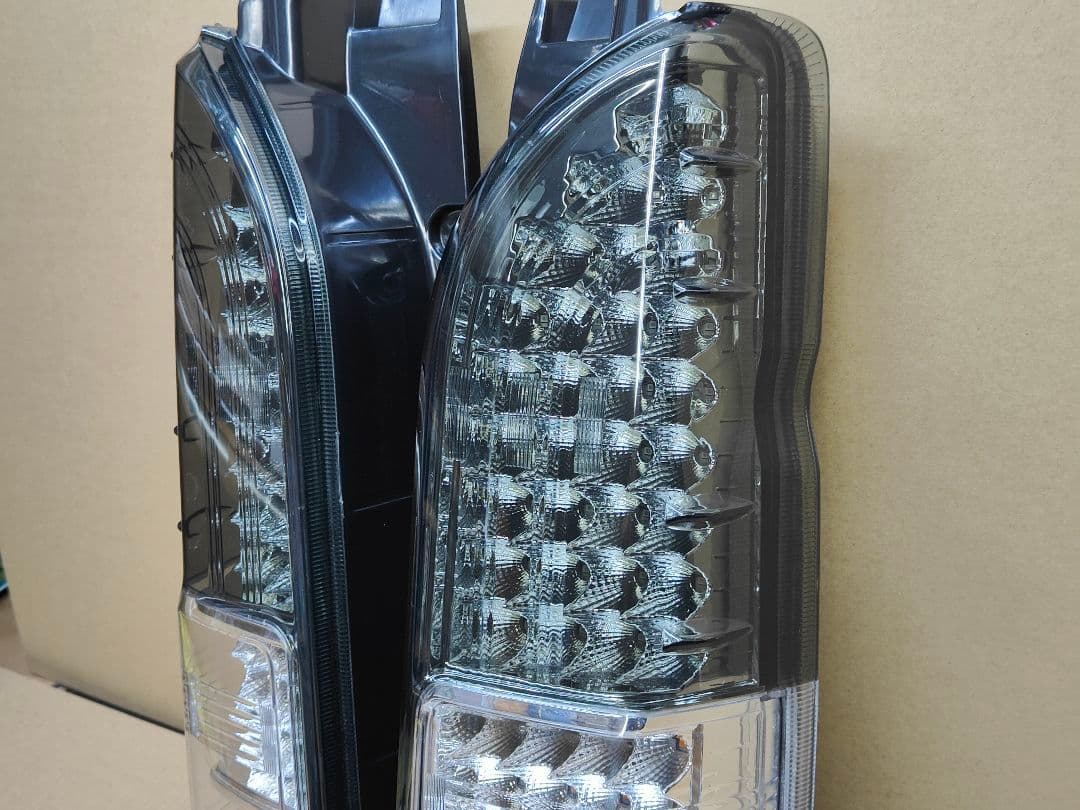 新品 ハイエース テールランプ 純正風 シーケンシャル スモーク LED