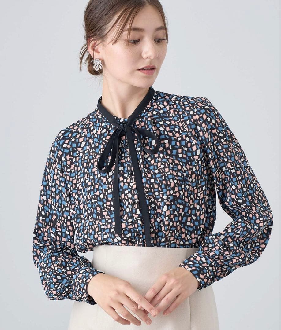 ANAYI イレギュラースクエアプリントタイ付きブラウス　23AW