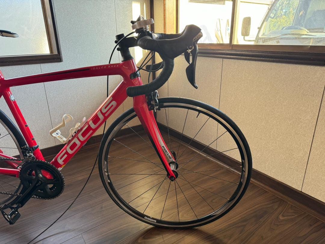 FOCUS レッド ロードバイク ボトルケージ付き