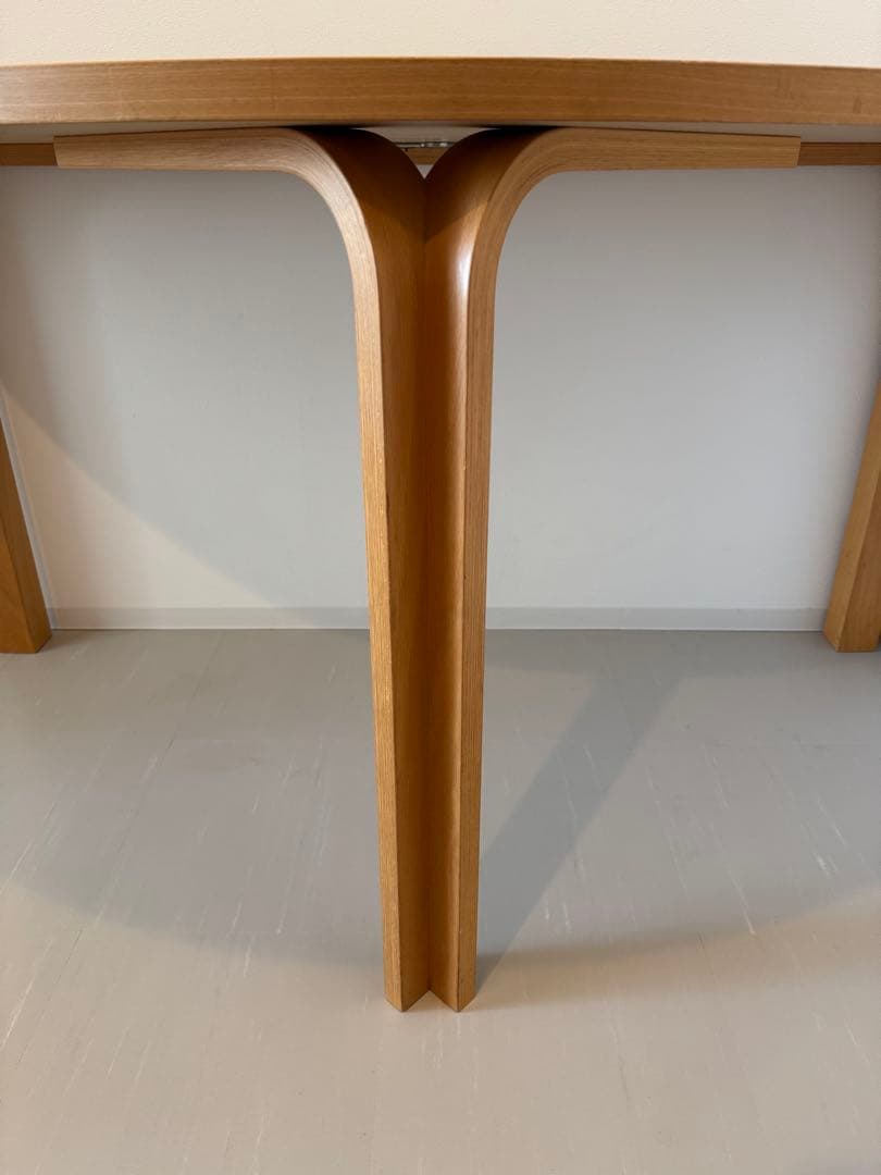 Magnus Olesen Half round table テーブル